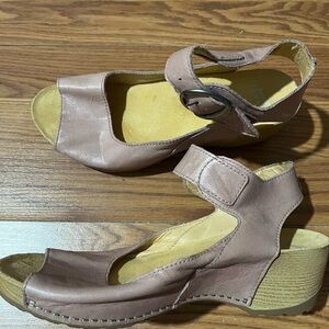 Dansko Women's Lilac Leather Sandals